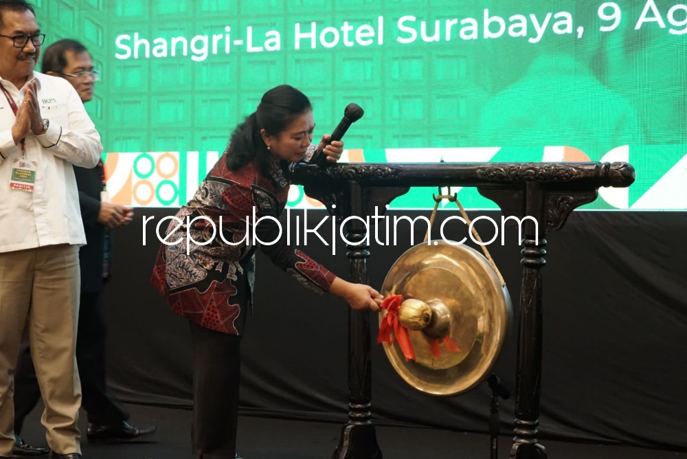 BUKA - Kepala Kanwil DJP Jatim II Agustin Vita Avantin mewakili Direktur Jenderal Pajak membuka Seminar Nasional Ikatan Konsultan Pajak Indonesia (IKPI) 2023 dengan memukul gong di Grand Ballroom Shangrila Hotel, Surabaya, Rabu (09/08/2023).