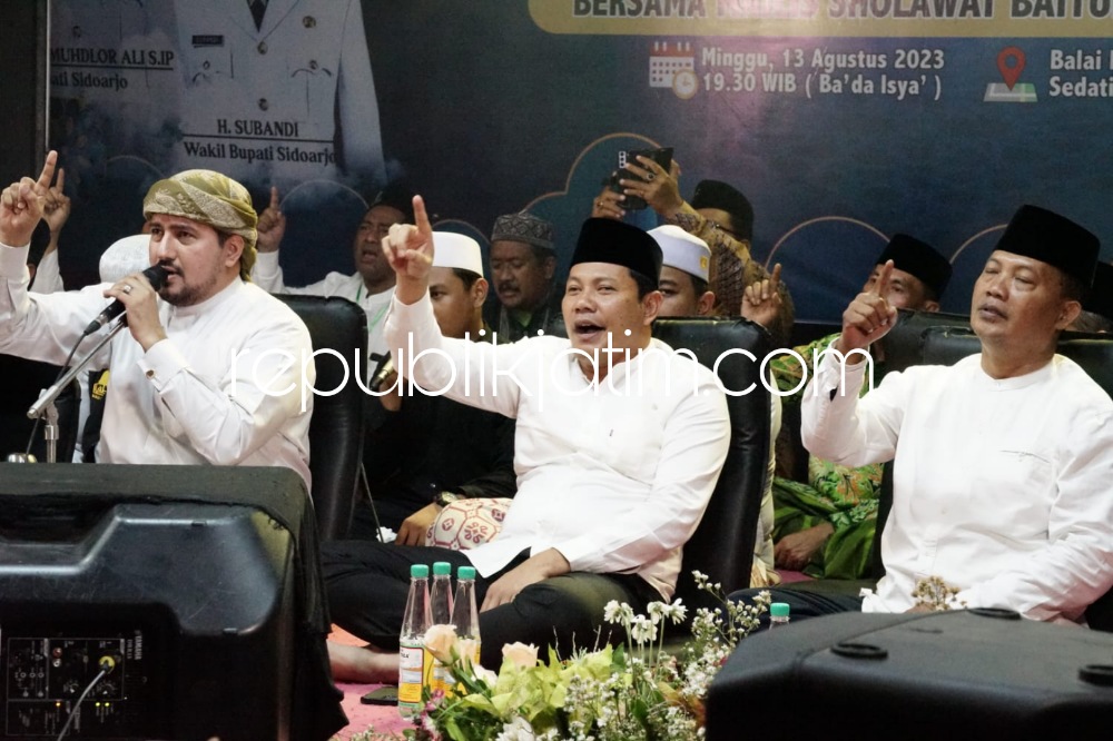 BERSHALAWAT - Wakil Bupati (Wabup) Sidoarjo, Subandi ikut memeriahkan Kemerdekaan RI sekaligus Tasyakuran Desa dengan menggelar Pepe Bershalawat di Balai Desa Pepe, Kecamatan Sedati, Sidoarjo, Minggu (13/08/2023) malam. 
