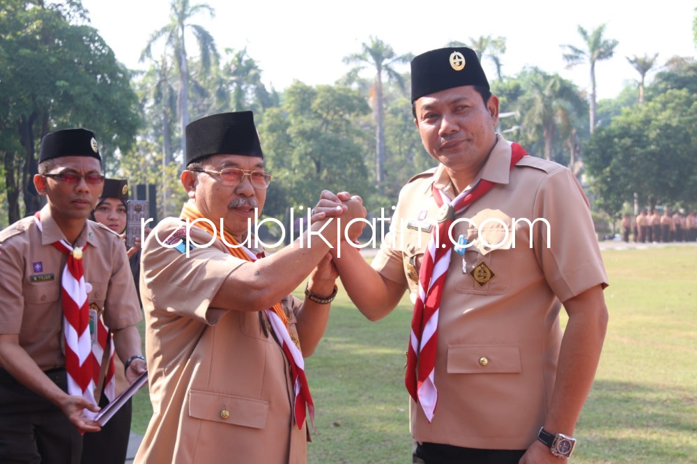 UPACARA - Wabup Sidoarjo, Subandi memimpin apel besar upacara Hari Jadi Pramuka ke 62 di Alun - Alun Sidoarjo, Senin (14/08/2023). 