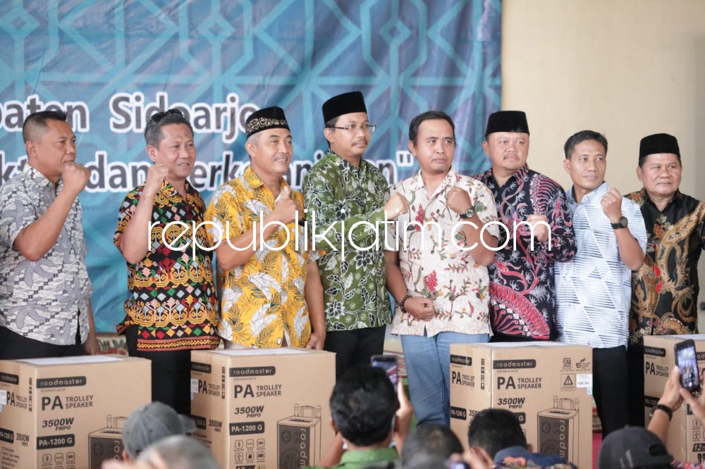 SERAHKAN - Bupati Sidoarjo Ahmad Muhdlor Ali menyerahkan bantuan sound system kepada ratusan RT di Kecamatan Prambon, Sidoarjo, Minggu (13/08/2023). 