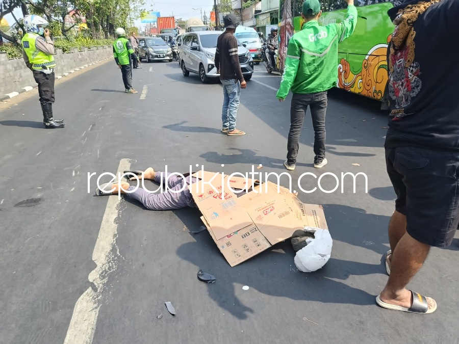 TEWAS - Petugas mengevakuasi pengendara sepeda motor Honda Vario bernopol S 2226 RM, Nur M (32) warga Desa Blurukidul, Kecamatan Sidoarjo yang tewas kecelakaan di depan pintu keluar Terminal Bungurasih, Kecamatan Waru, Sidoarjo, Senin (14/08/2023).