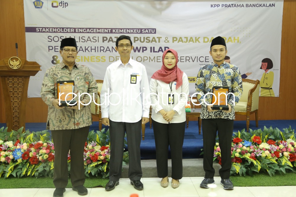 SEMINAR - Kabid Penyuluhan, Pelayanan dan Hubungan Masyarakat Heru Susilo bersama Kepala Kantor KPP Pratama Bangkalan Riana Budiyanti membuka kegiatan Stakeholder Engagement Kemenkeu Satu di Aula KPP Pratama Bangkalan, Senin (14/08/2023).