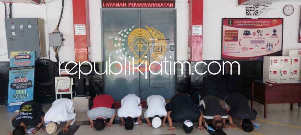 SUJUD SYUKUR - Sebanyak delapan narapidana Lapas Sidoarjo dinyatakan bebas mereka pun terlihat langsung sujud syukur di depan pintu utama lapas yang dipimpin Faozul Ansori itu, Selasa (15/08/2023).