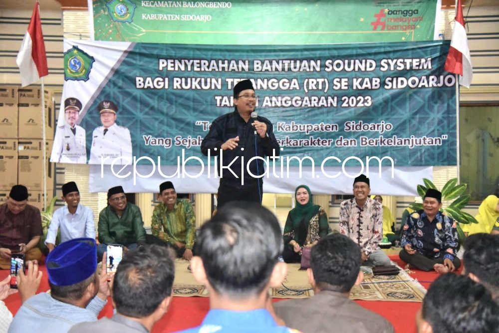 BAGIKAN - Bupati Sidoarjo, Ahmad Muhdlor Ali membagikan 350 sound system bagi ratusan RT se Kecamatan Balongbendo di Balai Desa Bakung Pringgodani, Kecamatan Balongbendo, Sidoarjo, Senin (14/08/2023) malam.