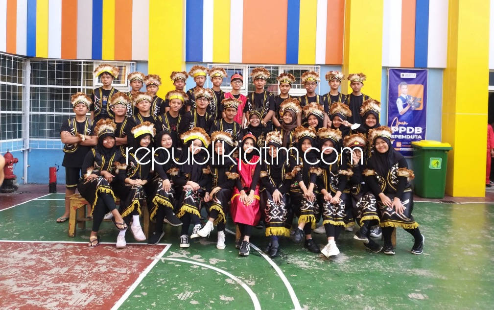 FASHION SHOW - Para siswa dan siswi Spemduta Sidoarjo memeragakan kekompakan mereka saat mengikuti Lomba Fashion Show usai Karnaval menyambut HUT RI ke 78, Rabu (16/08/2023).