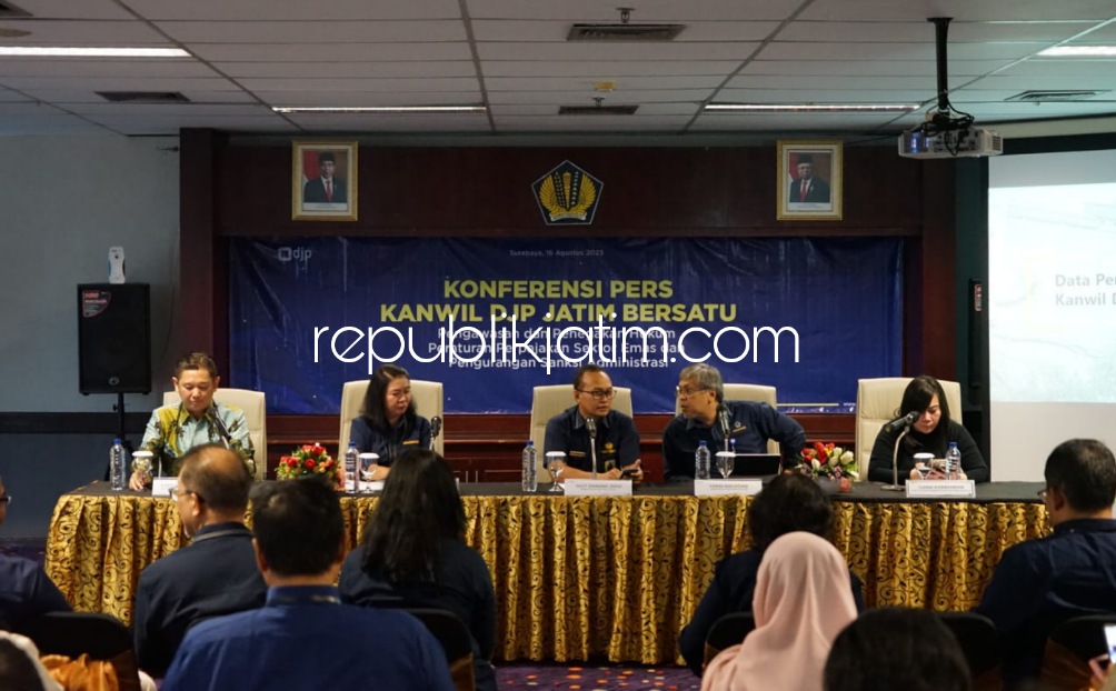 KONFERENSI - Kepala Kanwil DJP) Jawa Timur I Sigit Danang Joyo bersama Kepala Kanwil DJP Jatim II Agustin Vita Avantin dan Kepala Kanwil DJP Jatim III Farid Bachtiar konferensi pers soal peraturan baru perpajakan emas di Surabaya, Rabu (16/08/2023).