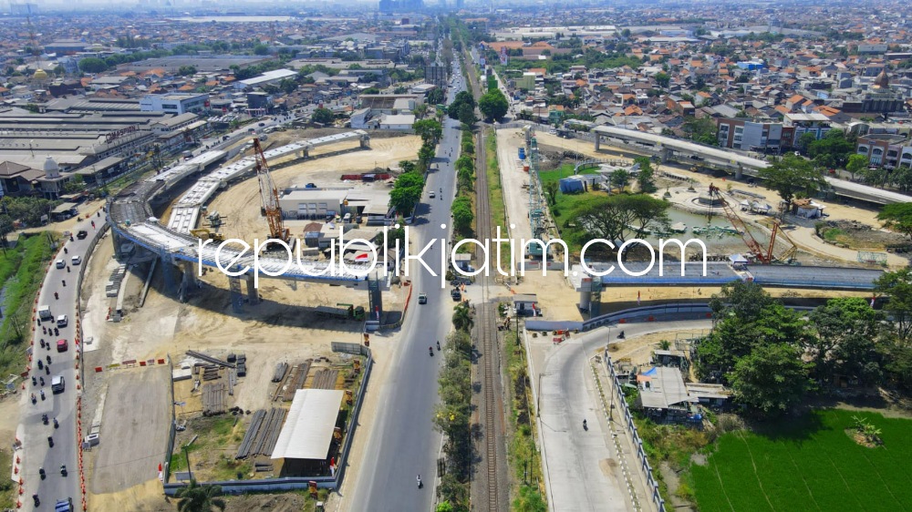 FLYOVER - Megah proyek Flyover Aloha saat ini pengerjaannya sudah mencapai 70 persen memasuki tahapan pemasangan girder, Rabu (16/08/2023). 