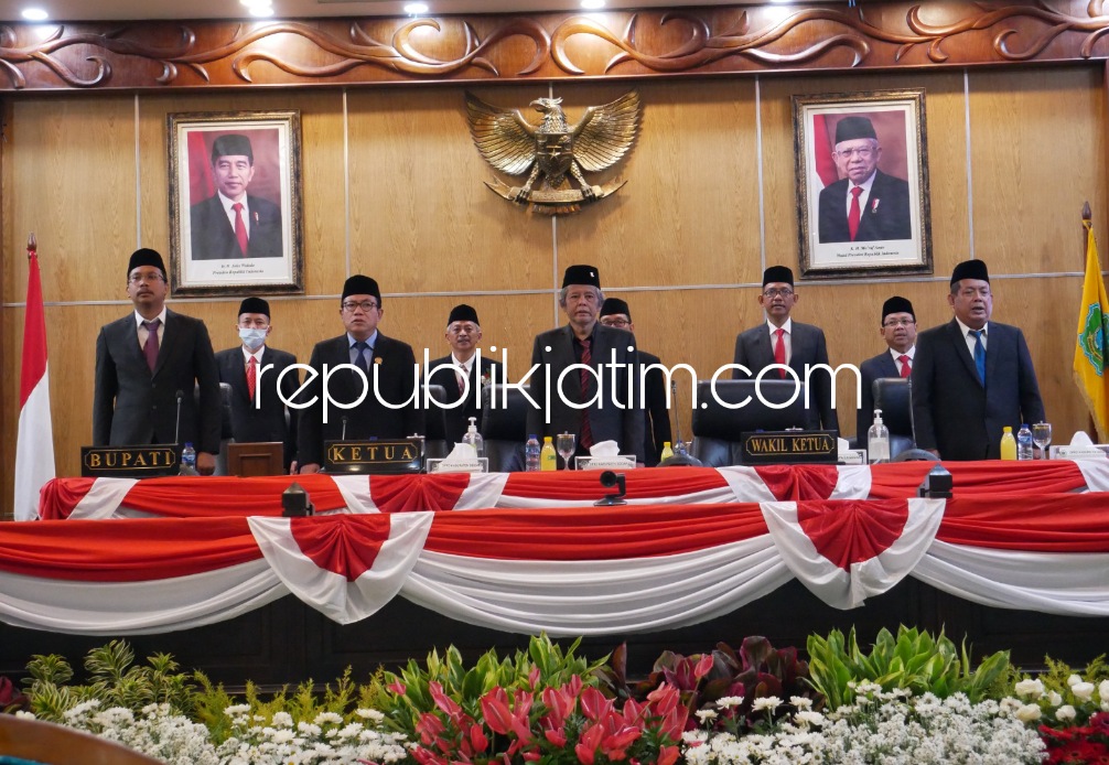 PARIPURNA - Bupati Sidoarjo Ahmad Muhdlor Ali dan Forkopimda khidmat mendengarkan pidato kenegaraan Presiden RI Joko Widodo dalam rapat paripurna sidang tahunan MPR/DPR Tahun 2023 melalui live streaming di Ruang Paripurna DPRD Sidoarjo, Rabu (16/08/2023).