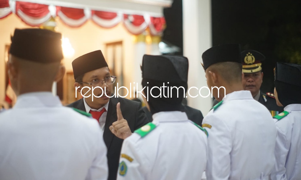KUKUHKAN - Bupati Sidoarjo Ahmad Muhdlor Ali mengukuhkan sebanyak 78 anggota Pengibar Bendera Pusaka (Paskibraka) Kabupaten Sidoarjo di Pendopo Delta Wibawa, Selasa (15/09/2023) malam. 