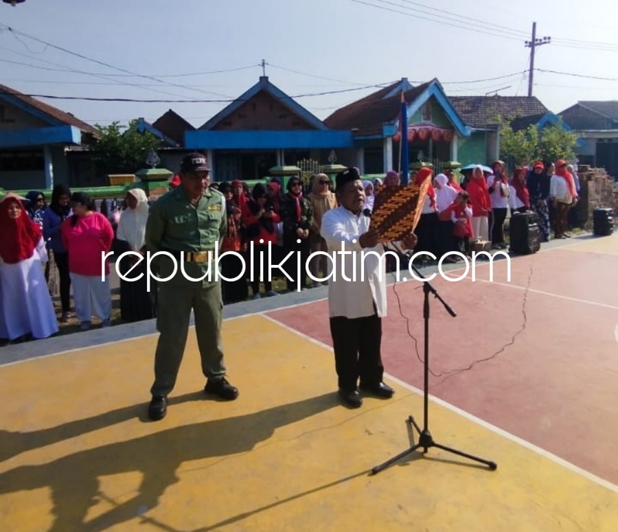 UPACARA - Ratusan warga Dusun Patoman, Desa Keboharan, Kecamatan Krian, Sidoarjo menggelar upacara bendara sebagai Peringatan HUT RI ke 78 di lapangan Bola Voli di lingkungan setempat, Kamis (17/08/2023). 