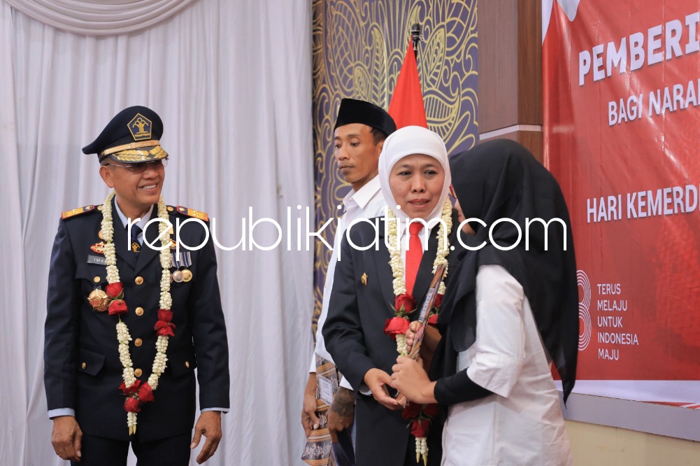 REMISI - Gubernur Jatim, Khofifah Indar Parawansa dan Kepala Kanwil Kemenkumham Jatim, Imam Jauhari mengerjakan SK Remisi HUT Kemerdekaan RI ke 78 secara Simbolis di Rutan Surabaya di Porong, Sidoarjo, Kamis (17/08/2023) sore.
