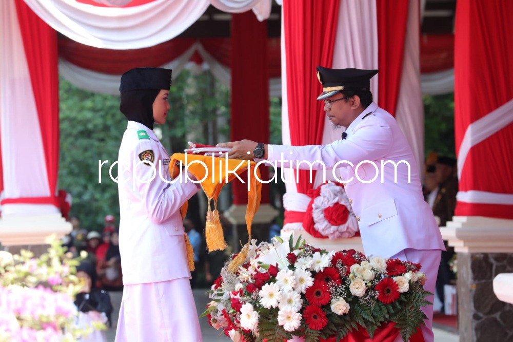 UPACARA - Bupati Sidoarjo Ahmad Muhdlor Ali menjadi inspektur upacara dalam Upacara Bendera Peringatan HUT Kemerdekaan RI ke 78 di Alun - Alun Sidoarjo, Kamis (17/08/2023).