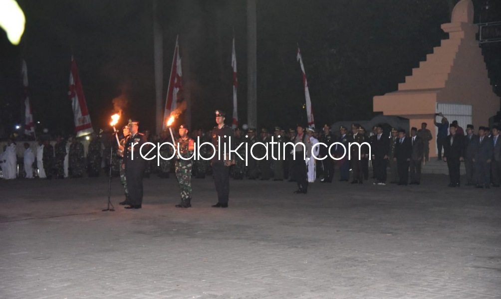 RENUNGAN SUCI - Bupati Sidoarjo Ahmad Muhdlor Ali bersama Forkopimda Sidoarjo melaksanakan Apel Kehormatan dan Renungan Suci (AKRS) di Taman Makam Pahlawan (TMP) Sidoarjo, Rabu (16/08/2023) malam.