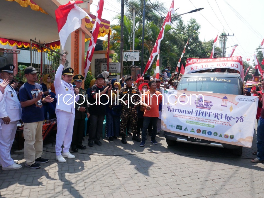 KARNAVAL - Wakil Bupati (Wabup) Sidoarjo, Subandi dengan penuh semangat membuka acara lomba Karnaval yang diselenggarakan di Desa Ngingas, Kecamatan Waru, Sidoarjo, Kamis (17/08/2023). 