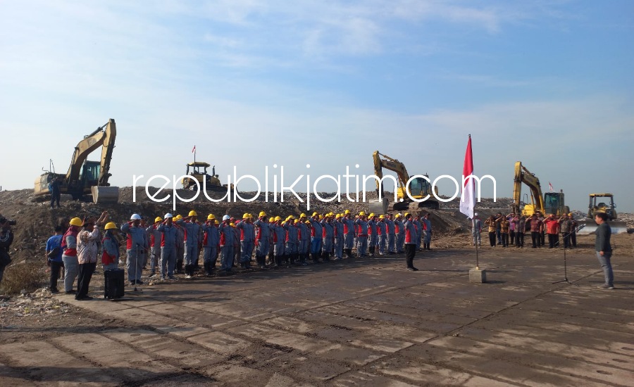 UPACARA - Kepala DLHK Pemkab Sidoarjo M Bahrul Amiq memimpin upacara bendera dalam rangka peringatan HUT RI ke 78 di gunungan (tumpukan) sampah di Tempat Penampungan Akhir (TPA) Jabon, Sidoarjo, Kamis (17/08/2023).