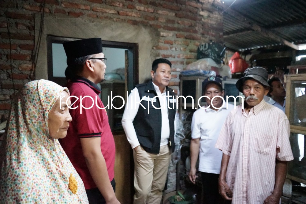 SIDAK - Wabup Sidoarjo, Subandi menggelar sidak ke rumah milik pasangan suami istri (Pasutri) Mundari (75) dan Fatona (72) warga Dusun Tebuseren, Desa Dukuhsari, Kecamatan Jabon, Sidoarjo yang tidak layak huni, Jumat (18/08/2023). 