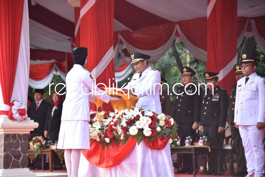PENURUNAN - Upacara penurunan bendera Inspektur Upacara (Irup) Wakil Bupati (Wabup) Sidoarjo, Subandi dan Komandan Upacara Danramil 0816/03 Buduran Kapten CKU M Arifin di Alun - Alun Sidoarjo berjalan khidmat dan sukses, Kamis (17/08/2023) sore. 