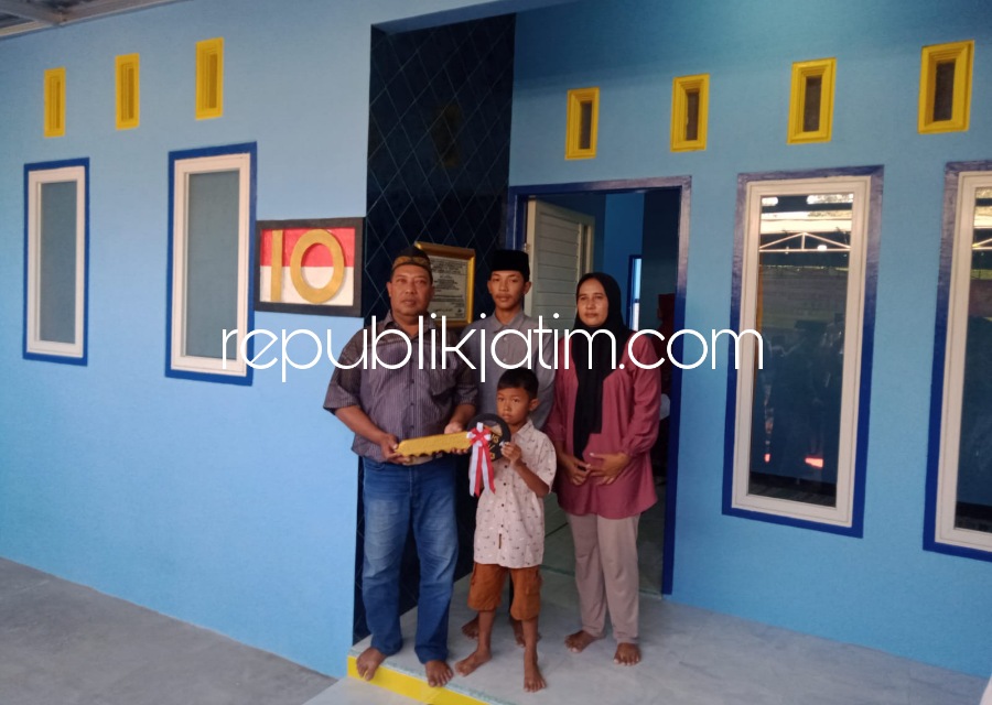 SERAHKAN - Prihastani Desa Kebonagung, Kecamatan Sukodono, Sidoarjo beserta keluarga di depan rumahnya usai menerima bantuan rumah layak huni dari jamaah Thoriqoh Shiddiqiyyah Sidoarjo, Minggu (20/08/2023).