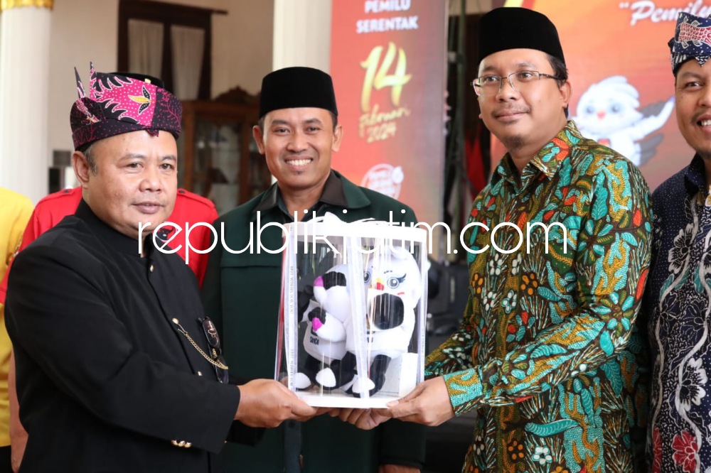 KIRAB - Bupati Sidoarjo Ahmad Muhdlor Ali bersama Ketua KPU Jatim dan KPU Sidoarjo beserta komisioner menerima rombongan KPU Kota Makassar dan KPU Sulawesi Selatan saat serah terima Kirab Pemilu Tahun 2024 di Pendopo Delta Wibawa, Minggu (20/08/2023). 