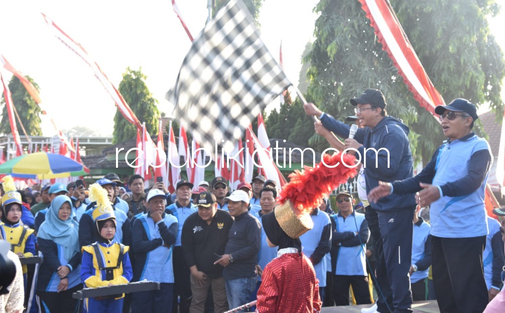 JALAN SEHAT - Bupati Sidoarjo, Ahmad Muhdlor Ali memberangkatkan kegiatan Jalan Sehat dalam rangka memperingati HUT RI ke 78 digelar warga Desa Kenongo, Kecamatan Tulangan, Sidoarjo, Minggu, (20/08/2023).
