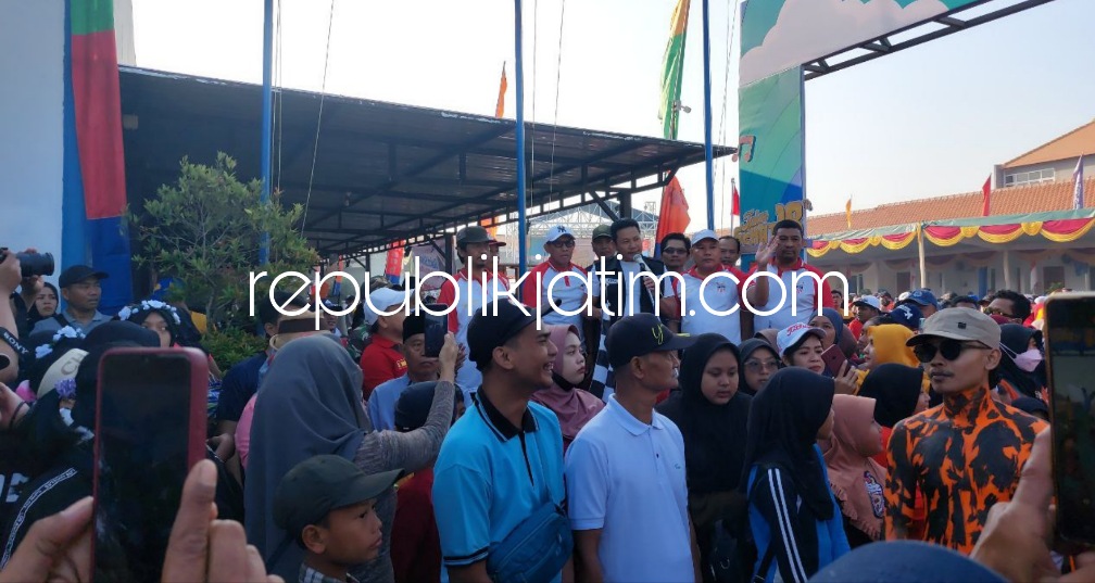 JALAN SEHAT - Wakil Bupati (Wabup) Sidoarjo, Subandi memberangkatkan Jalan Sehat warga bersama PT Karya Bintang Mandiri (KBM) di Desa Kemangsen, Kecamatan Balongbendo, Sidoarjo, Minggu (20/08/2023).