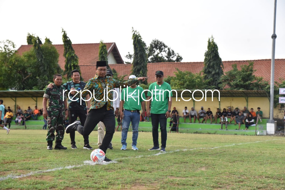 BUKA - Bupati Sidoarjo, Ahmad Muhdlor Ali membuka Turnamen Perseka Muda Cup XVII Piala Bupati Sidoarjo digelar di Lapangan Sepakbola Perseka Muda, Desa Kepuhkiriman Kecamatan Waru, Sidoarjo, Minggu (20/08/2023) sore. 