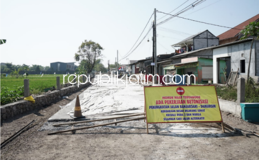 BETON - Proyek betonisasi ruas jalan Desa Banjarsari - Desa Damarsi, Kecamatan Buduran, Sidoarjo sepanjang 1,8 kilometer memasuki tahap pengecoran pondasi lapis bawah dengan progres mencapai 14 persen, Selasa (22/08/2023).
