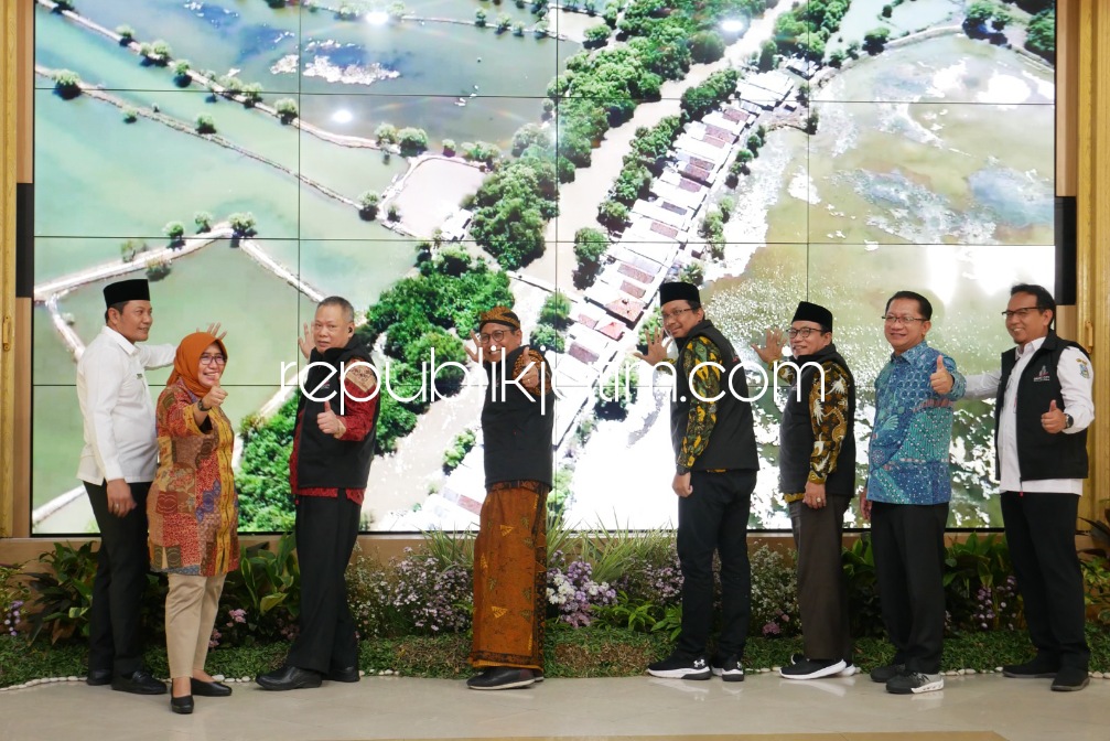 LUNCURKAN - Menteri Desa, Pembangunan Daerah Tertinggal dan Transmigrasi (Desa PDTT) Abdul Halim Iskandar dan Bupati Sidoarjo Ahmad Muhdlor Ali meluncurkan 9 Desa Digital dan Internet 3 Desa Blankspot di Pendopo Delta Wibawa, Rabu (23/08/2023).