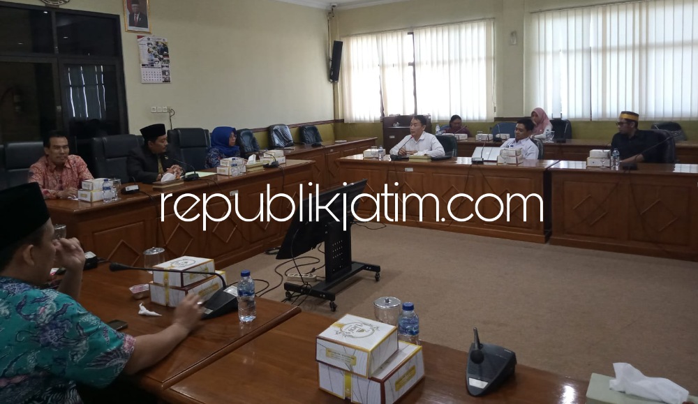 HEARING - Sejumlah anggota dan pimpinan Komisi A DPRD Sidoarjo hearing bersama Panitia Pemungutan Suara (PPS) Kecamatan Sidoarjo yang ikut plesir ke Kabupaten Nganjuk 29 Juli 2023 kemarin di ruang rapat DPRD Sidoarjo, Rabu (23/08/2023).