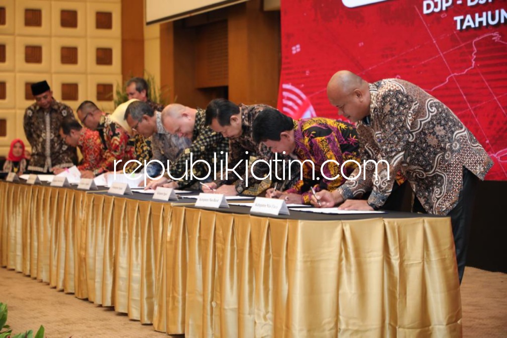 KERJASAMA - DJP dan DJPK kembali bersinergi dengan Pemda provinsi/kabupaten/kota dalam optimalisasi penerimaan negara melalui penandatanganan Perjanjian Kerja Sama (PKS) Tripartit Tahap V di Jakarta, Selasa (22/08/2023).