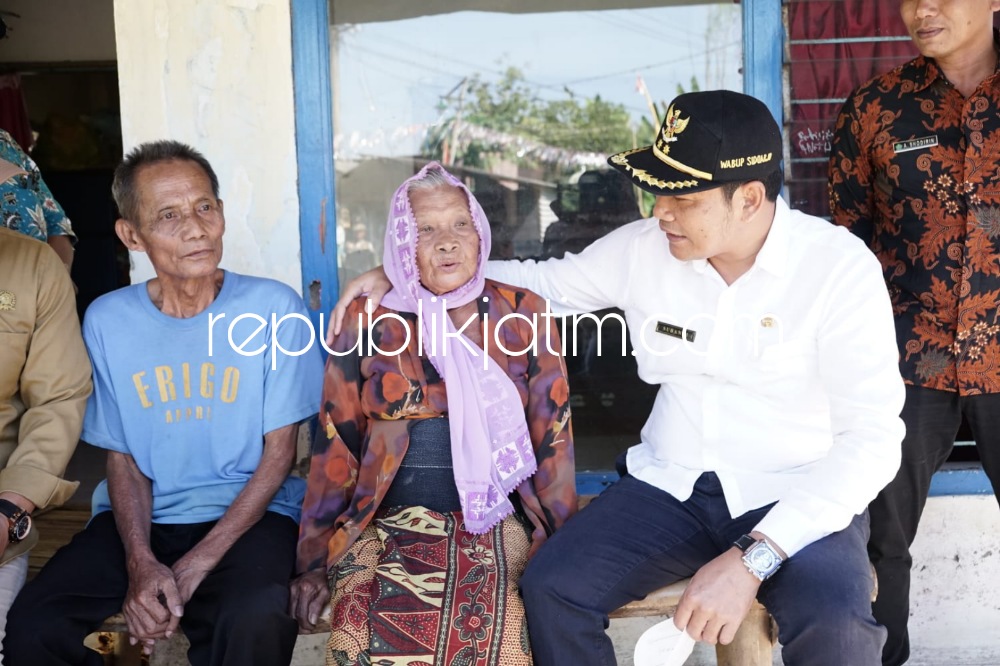 CEK - Wakil Bupati (Wabup) Sidoarjo, Subandi kembali turun bawah dengan tilik rumah Mbah Nirah (71) warga Desa Grinting ,Kecamatan Tulangan, Sidoarjo, Kamis (24/08/2023).