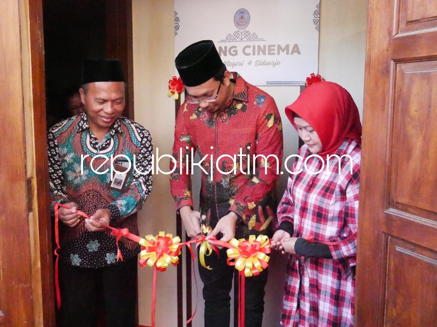RESMIKAN - Bupati Sidoarjo Ahmad Muhdlor Ali dan Kepala SMAN 4 Sidoarjo Dr Imam Jawahir meresmikan Ruang Cinema dan luncurkan Program Anak Asuh di SMAN 4 Sidoarjo disambut meriah ratusan siswa, Jumat (25/08/2023).