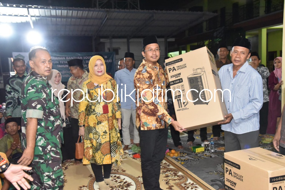 SERAHKAN - Bupati Sidoarjo Ahmad Muhdlor Ali menyerahkan bantuan 636 sound system untuk RT di Kecamatan Krembung dan Kecamatan Wonoayu, Kamis (24/08/2023) malam.