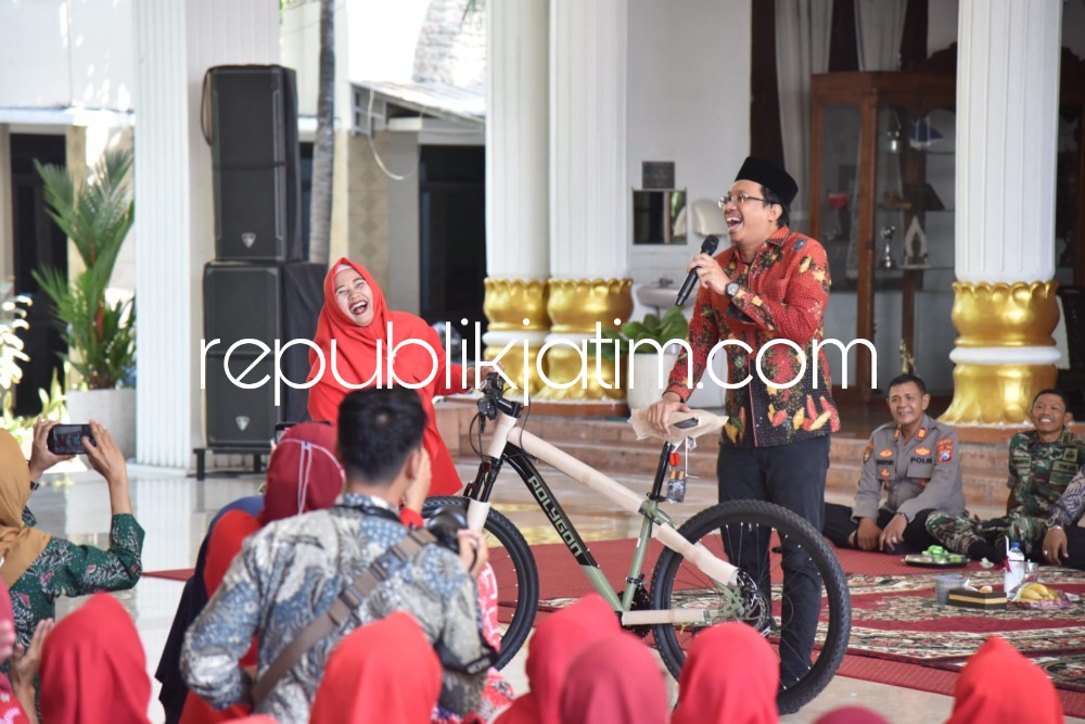 HADIAH - Bupati Sidoarjo, Ahmad Muhdlor Ali menyerahkan insentif nakes dan kader kesehatan serta memberi hadiah sepeda dan bingkisan untuk kader yang sudah mengabdi 40 tahun lamanya di Pendopo Delta Wibawa, Jumat (25/08/2023).