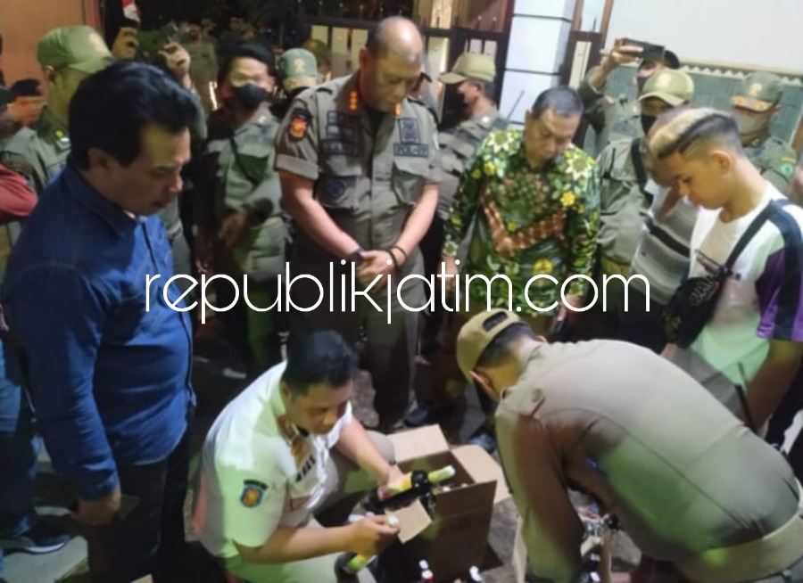 MIRAS - Puluhan petugas gabungan Satpol PP bersama TNI dan Polri serta sejumlah anggota dan pimpinan Komisi A DPRD Sidoarjo menemukan miras saat operasi cipta kondisi di kawasan Kecamatan Candi dan Kecamatan Porong, Jumat (25/08/2023) malam. 