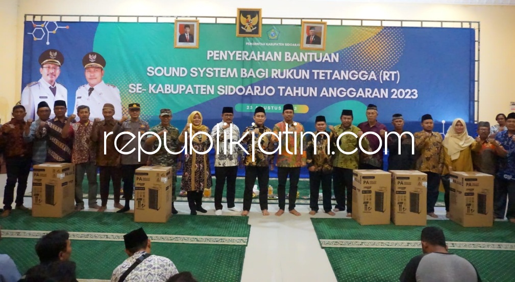 BAGIKAN - Bupati Sidoarjo Ahmad Muhdlor Ali membagikan 546 sound system untuk RT di Gedung Soerokromo Desa Semambung, Kecamatan Gedangan, Sidoarjo, Jumat (25/08/2023) malam. 