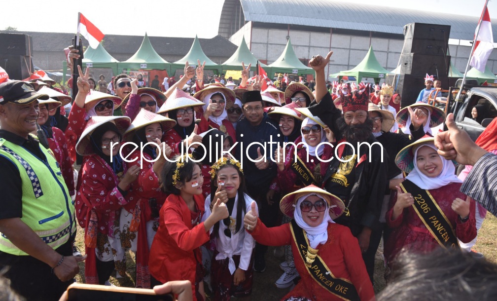 BERANGKATKAN - Bupati Sidoarjo Ahmad Muhdlor Ali memberangkatkan acara jalan sehat dan lomba kostum Desa Sugihwaras, Kecamatan Candi, Sidoarjo, Minggu (27/08/2023).