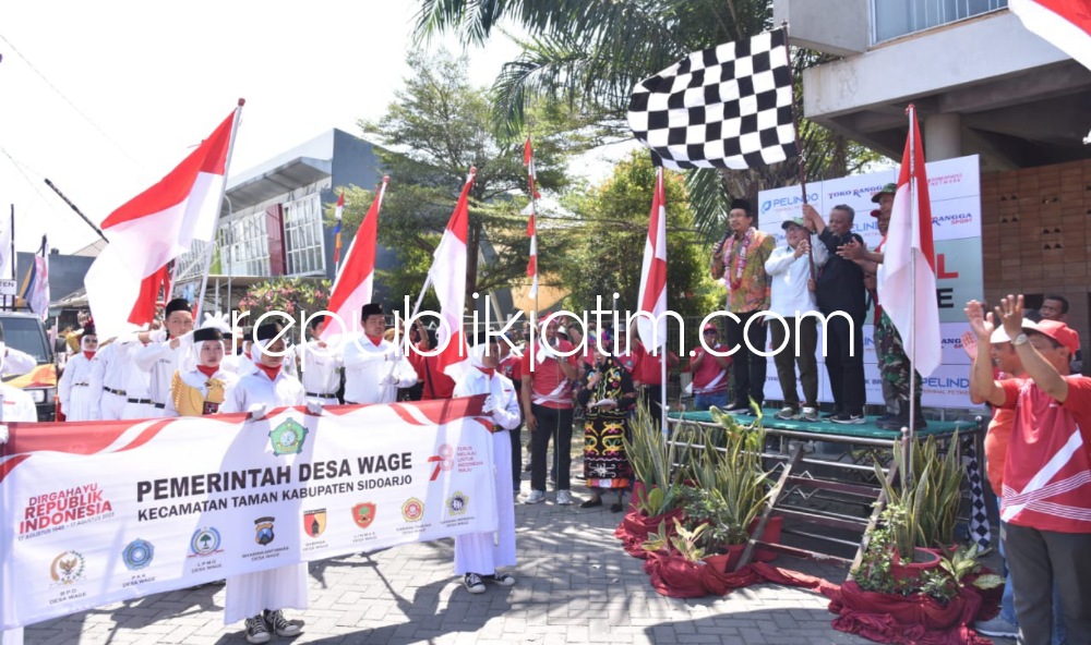 BERANGKATKAN - Bupati Sidoarjo Ahmad Muhdlor Ali memberangkatkan karnaval HUT Kemerdekaan RI ke 78 Desa Wage, Kecamatan Taman, Sidoarjo, Minggu (27/08/2023).