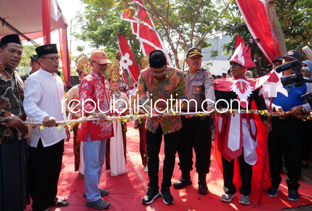 BERANGKATKAN - Bupati Sidoarjo Ahmad Muhdlor Ali saat memberangkatkan peserta Panji Carnival yang digelar di Desa Siwalanpanji, Kecamatan Buduran, Sidoarjo, Minggu (27/08/2023). 