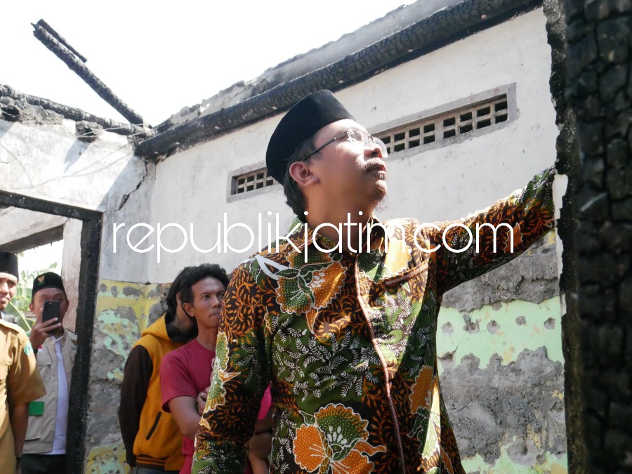 SIDAK - Bupati Sidoarjo, Ahmad Muhdlor Ali melakukan Inspeksi Mendadak (Sidak) ke korban kebakaran rumah Saturi di Desa Balongmacekan, Kecamatan Tarik, Kabupaten Sidoarjo, Senin (28/08/2023). 