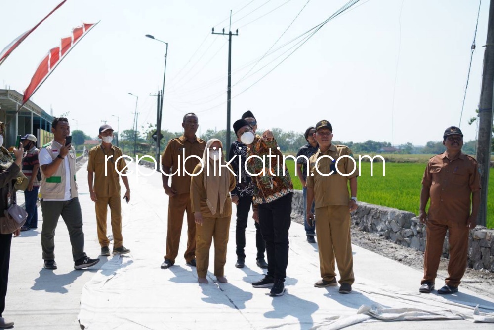 SIDAK - Bupati Sidoarjo, Ahmad Muhdlor Ali melakukan inspeksi mendadak (sidak) salah satunya proyek betonisasi ruas Jalan Tarik - Mliriprowo yang sudah mencapai 42 persen, Senin (28/08/2023).