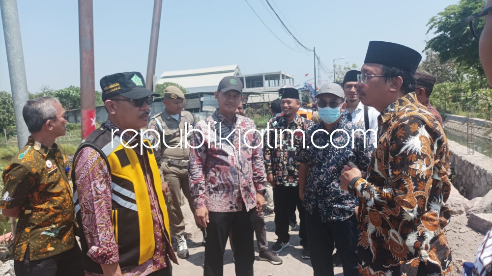 SIDAK - Bupati Sidoarjo Ahmad Muhdlor Ali memastikan proyek betonisasi di Desa Banjarsari - Desa Damarsi, Kecamatan Buduran, Kabupaten Sidoarjo sudah surplus 9 persen dari target 15 persen sesuai skedul, kini terealisasi 24 persen, Selasa (29/08/2023).