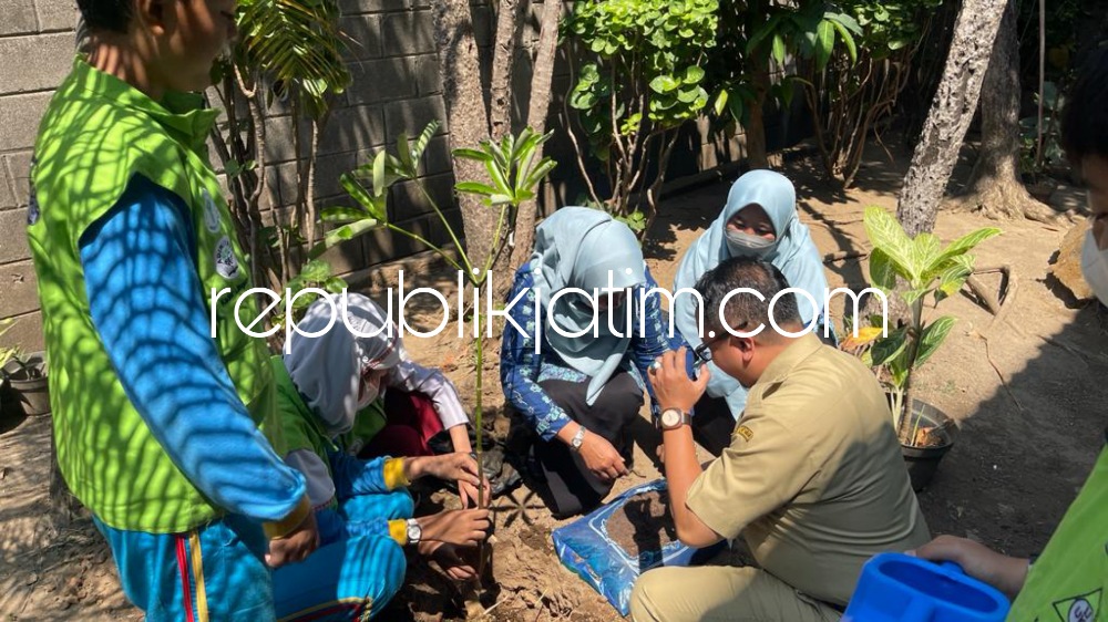 MoU - SD Al Muslim tandatangani MoU dengan UPT Perbenihan Tanaman Hutan, Dinas Kehutanan Jatim yang ditandatangani Sapto Yuwono (Kepala UPT Perbenihan Tanaman Hutan, Dinas Kehutanan Jatim) dan Fatimatuz Zahroh (Kepala SD Al Muslim), Selasa (29/08/2023). 