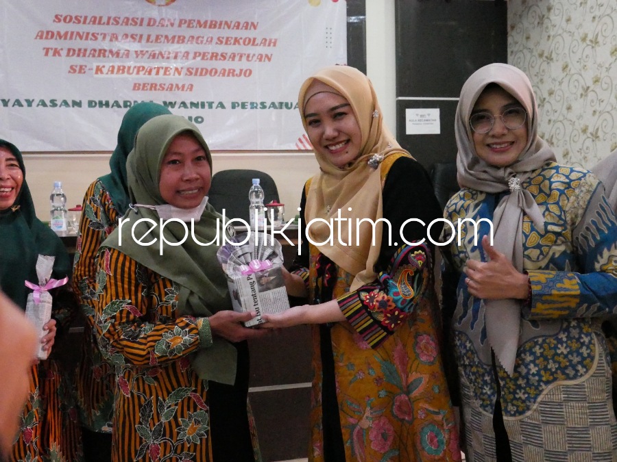 SERAP - Istri Bupati Sidoarjo Ny Sa'adah Ahmad Muhdlor fokus perhatian serap aspirasi Kepala Sekolah DWP se Sidoarjo saat Sosialisasi dan Pembinaan Administrasi Lembaga Sekolah TK DPW se Sidoarjo di Aula Kantor Kecamatan Jabon, Selasa (29/08/2023).