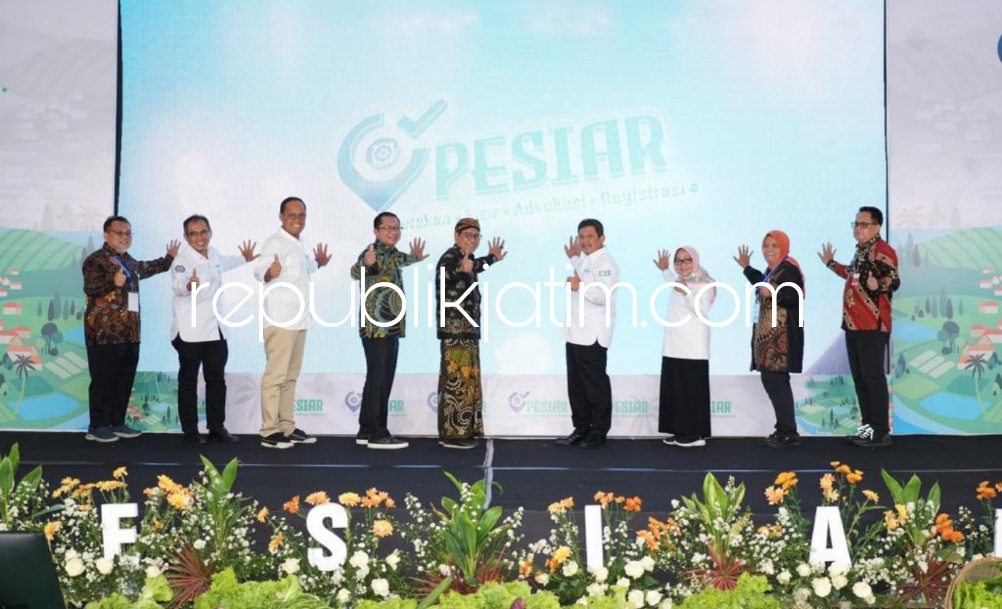 LUNCURKAN - Direktur Utama BPJS Kesehatan Ghufron Mukti meluncurkan Program PESIAR melibatkan perangkat dengan target minimal 98 % penduduk jadi peserta JKN sesuai Rencana Pembangunan Jangka Menengah Nasional (RPJMN) 2024 di Jombang, Rabu (30/08/2023).