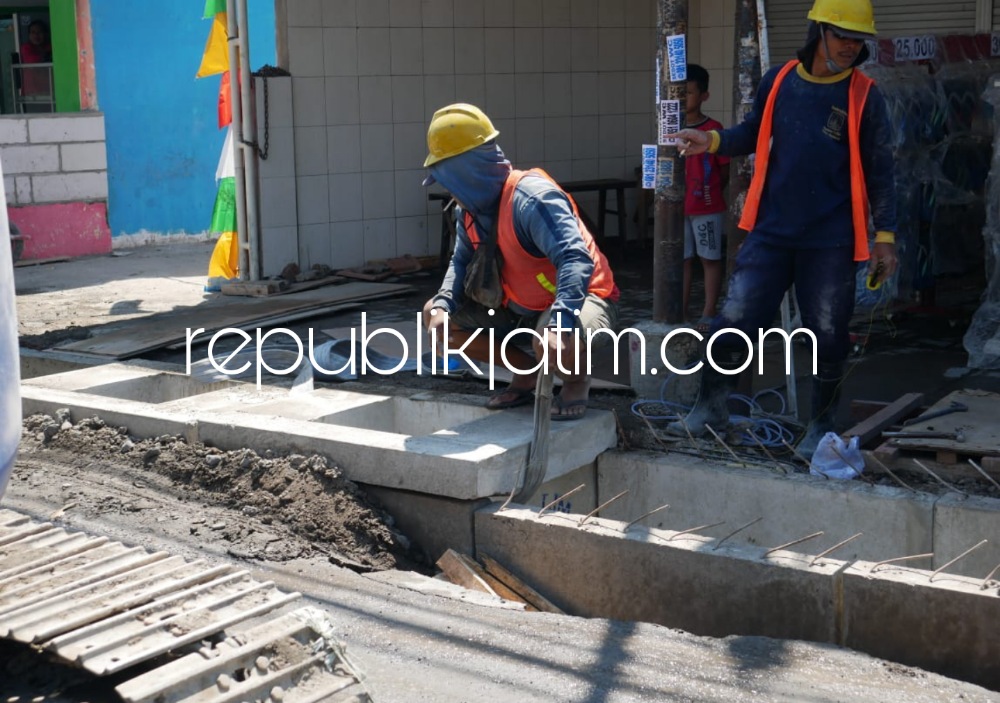 BETONISASI - Proyek betonisasi yang tengah dilakukan di jalan penghubung Desa Geluran, Kecamatan Taman - Desa Suko, Kecamatan Sukodono mencatat progres yang menggembirakan pekerjaannya sudah mencapai 16 persen, Rabu (30/08/2023).