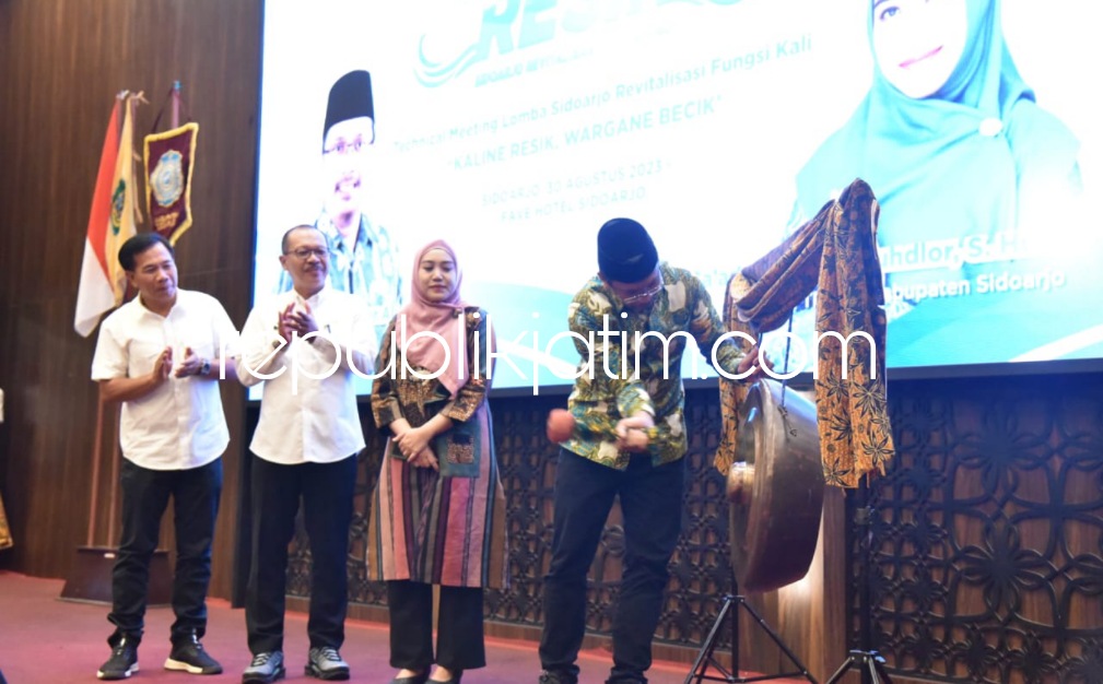 BUKA - Bupati Sidoarjo, Ahmad Muhdlor Ali didampingi Ketua TP PKK Kabupaten Sidoarjo, Ny Sa'adah Ahmad Muhdlor dan Kepala Dinas PUBM dan SDA, Dwi Eko Saptono membuka Peluncuran Program Sidoresik di Fave Hotel, Sidoarjo, Rabu (30/08/2023).