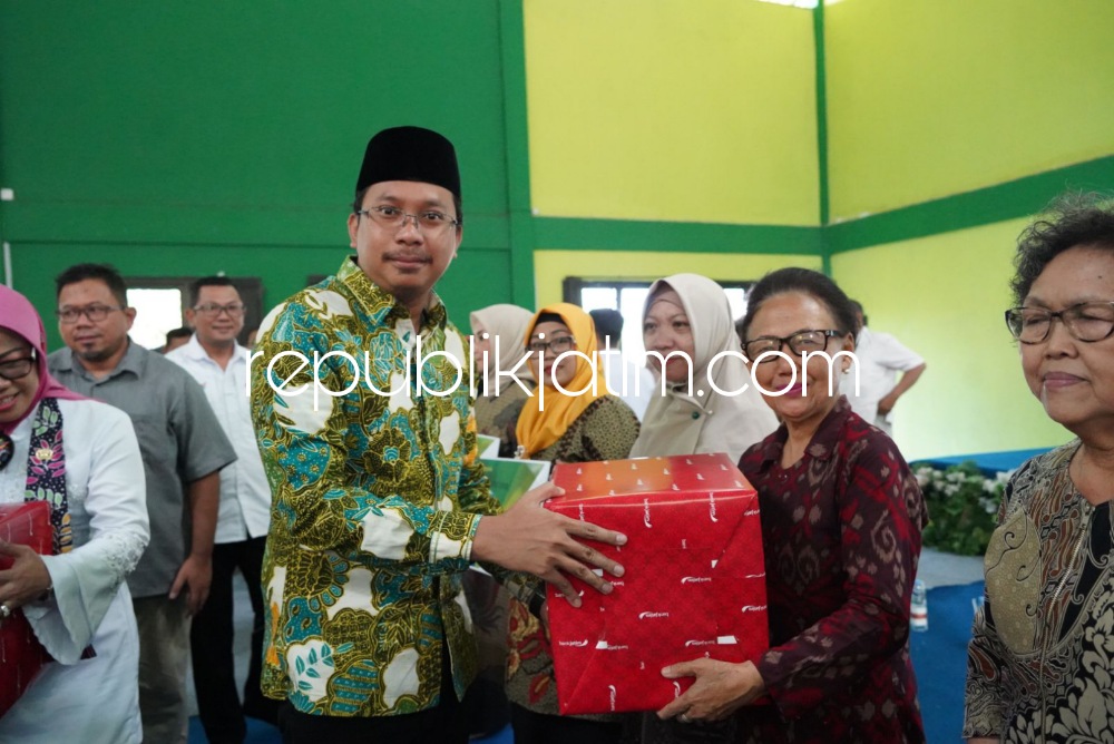 SERAHKAN - Bupati Sidoarjo Ahmad Muhdlor Ali menyerahkan insentif bagi tenaga kesehatan, honor kader posyandu dan fasilitas kesehatan bagi Kader Kesehatan di Gedung Serbaguna Arjo Guno Desa Dukuhtengah, Kecamatan Buduran, Sidoarjo, Rabu (30/08/2023).