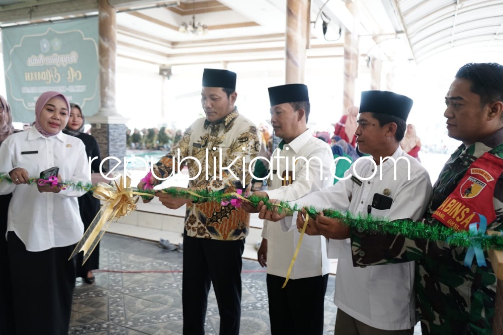 RESMIKAN - Wakil Bupati (Wabup) Sidoarjo, Subandi meresmikan rehab bangunan Kantor Desa Gisikcemandi, Kecamatan Sedati, Sidoarjo senilai Rp 200 juta, Rabu (30/08/2023). 