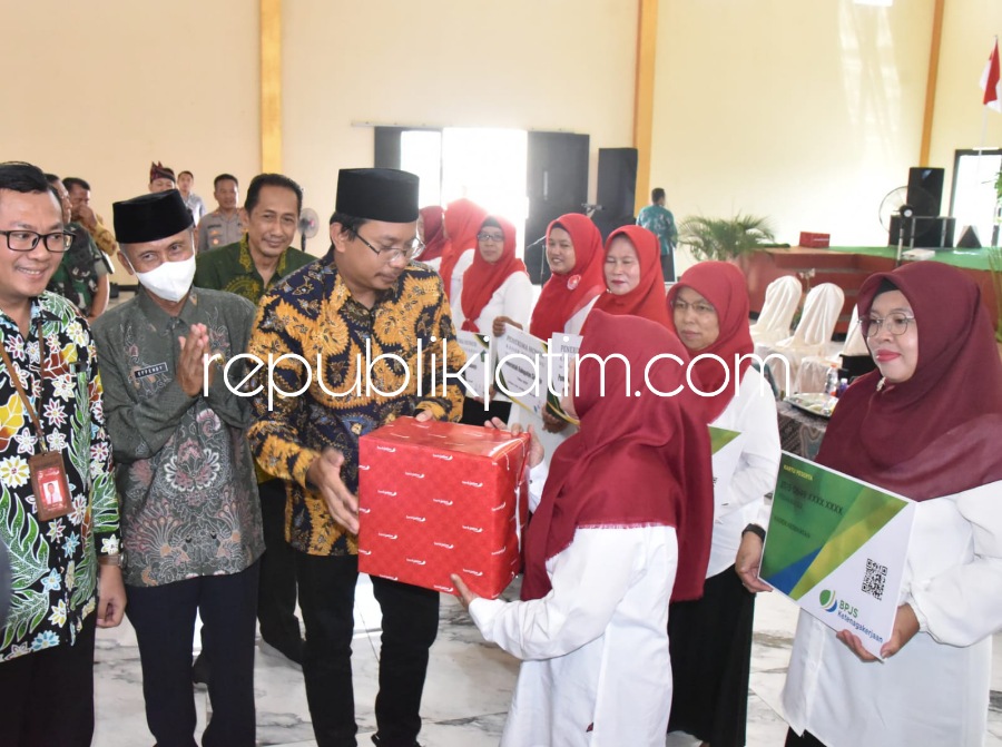 SERAHKAN - Bupati Sidoarjo, Ahmad Muhdlor Ali menyerahkan insentif dan honor tenaga kesehatan dan kader kesehatan di lingkungan Kecamatan Sukodono di Gedung Gladiol Desa Pekarungan, Kecamatan Sukodono, Sidoarjo, Kamis (31/08/2023).